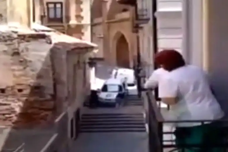 Calamity On The Cobbles - Five motorists get stuck on Spanish steps