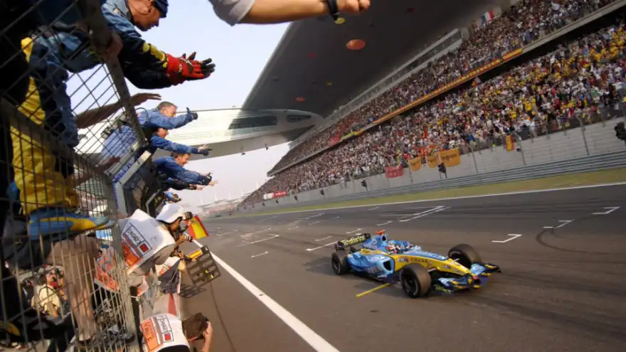 Fernando Alonso's 2005 Loose Drain Cover Scare