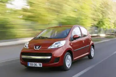 Hyundai i10 versus the Peugeot 107