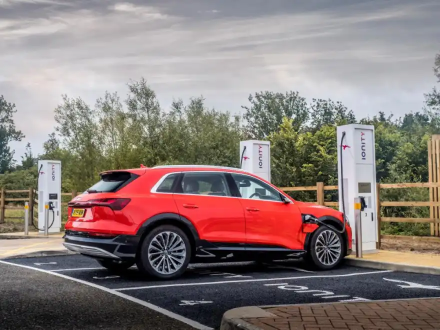 Audi e-tron / Tesla Model S