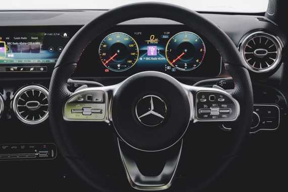 Mercedes-Benz A-Class 200 AMG Line 2018 Review