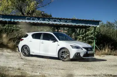 Lexus CT200h (2017 - ) Review