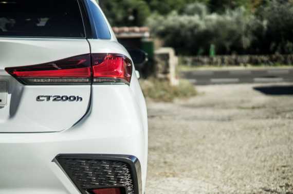 Lexus CT200h 2017 Review