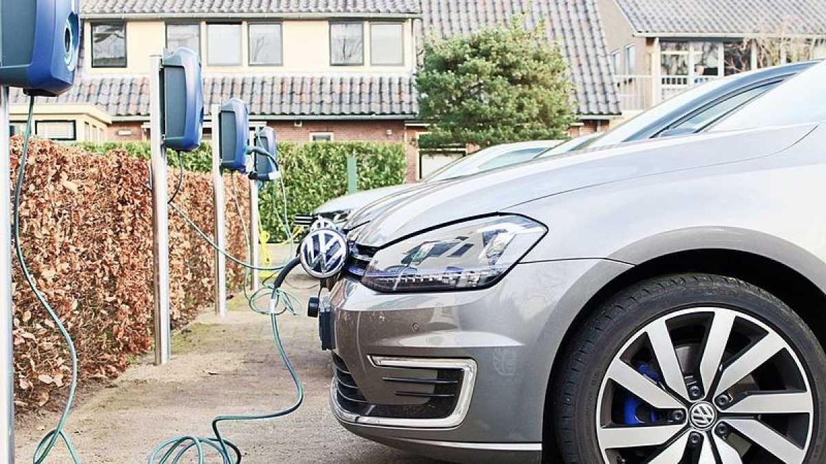 UK Electric Car Drivers Face Higher Fees to Charge at Peak Times