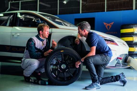 The World's First Ever Fully Electric Touring Car Hits the Tracks Image 1