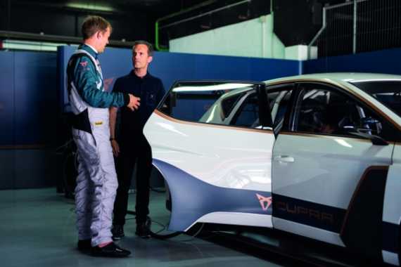 The World's First Ever Fully Electric Touring Car Hits the Tracks Image 2