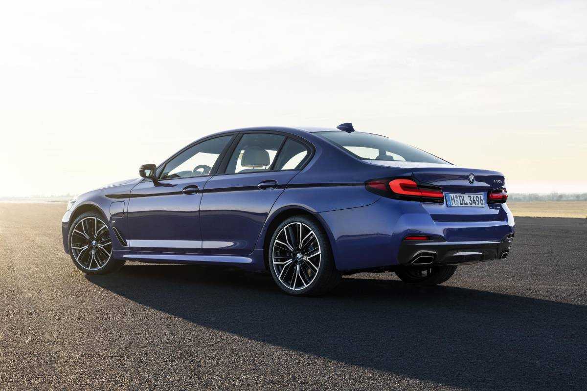 BMW Launch Their Facelifted 5-Series Saloon and Touring Via Livestream