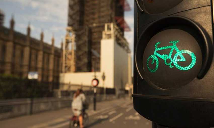 New Traffic Light System Favours Cyclists & Penalises Drivers