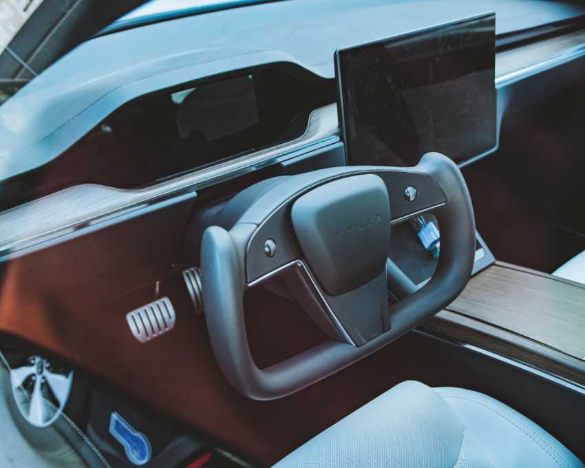 No Yoke! Tesla's new steering wheel spotted...