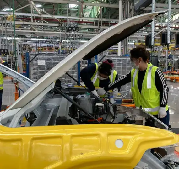 Women on the move in the motoring world Image