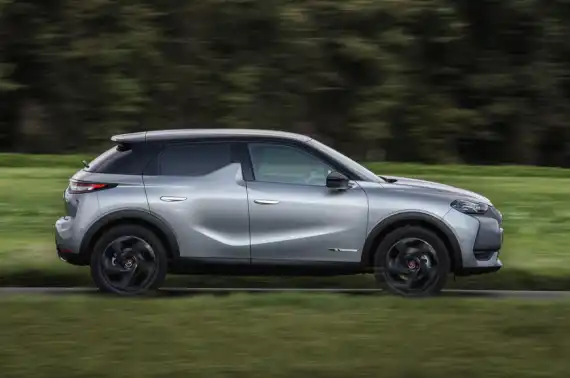 DS 3 Crossback E-Tense vs Peugeot e-2008 Image