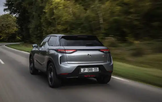 DS 3 Crossback E-Tense vs Peugeot e-2008 Image
