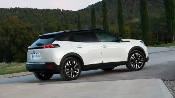 DS 3 Crossback E-Tense vs Peugeot e-2008 Image