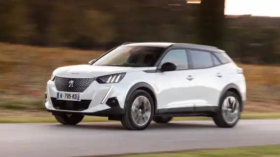 DS 3 Crossback E-Tense vs Peugeot e-2008 Image