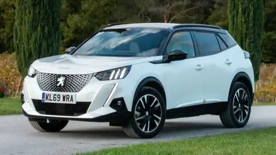 DS 3 Crossback E-Tense vs Peugeot e-2008 Image