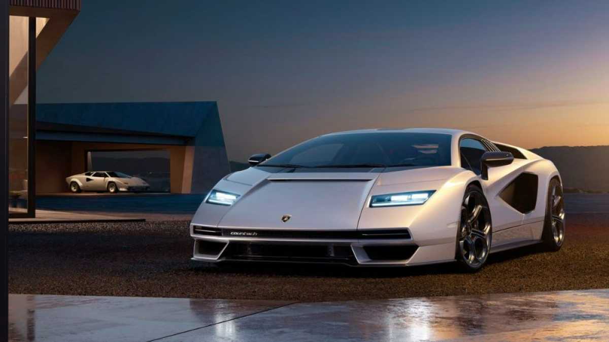 Lamborghini Countach LPI 800-4 roars into action