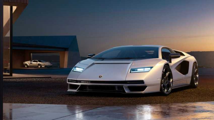 Lamborghini Countach LPI 800-4 roars into action