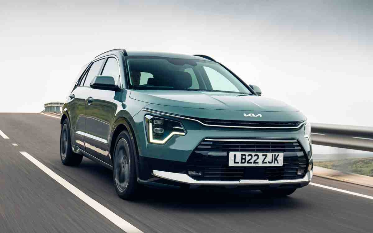 Kia Niro versus Renault Captur comparison
