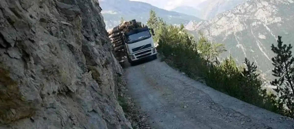 Lorry driver inches from 330ft drop after crashing off the edge of ...