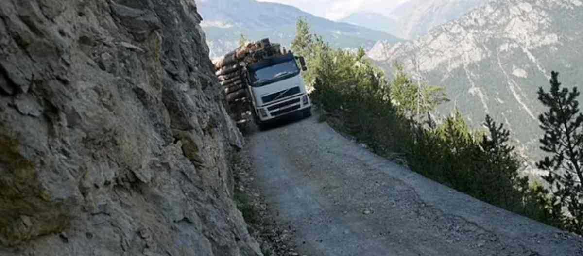 Lorry driver inches from 330ft drop after crashing off the edge of Chinese mountain road