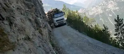 Lorry driver inches from 330ft drop after crashing off the edge of Chinese mountain road