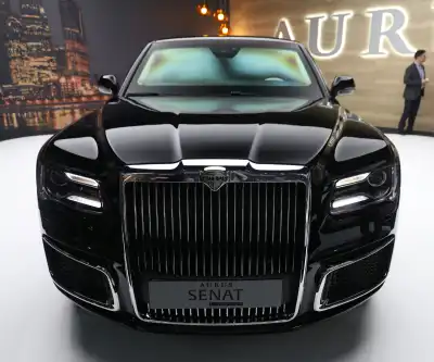 Putin presents a new luxury car to Kim Jong-un