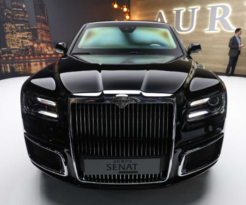 Putin presents a new luxury car to Kim Jong-un