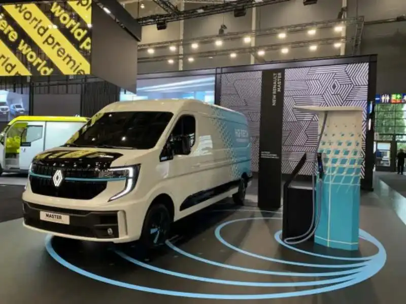 Renault reveals hydrogen Master