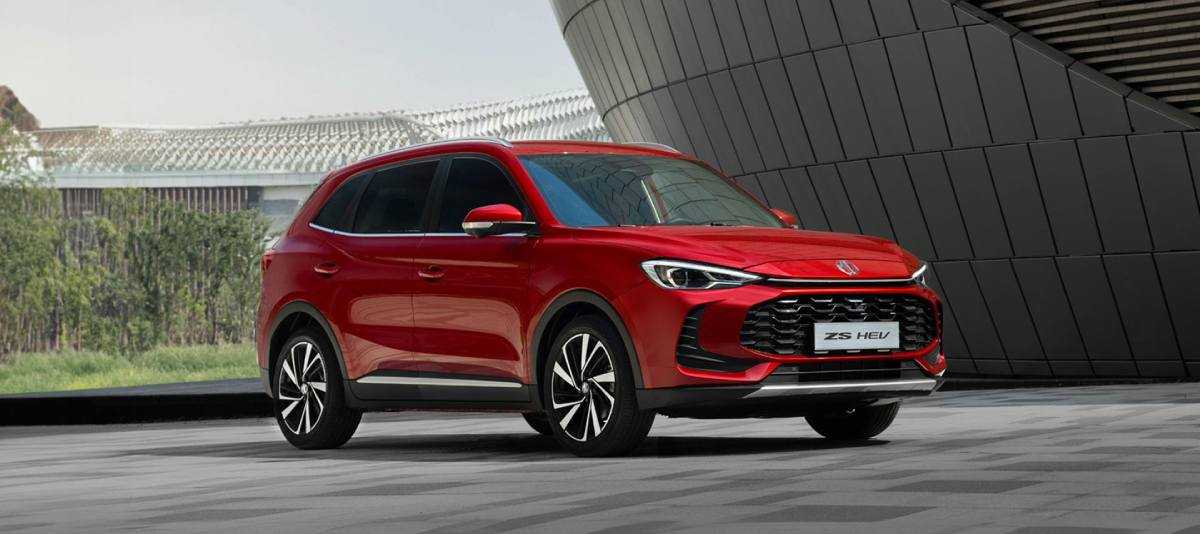 Chloe Meadows and Lucy-Jo Hudson take the MG ZS Hybrid+ for a spin around London
