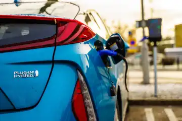 Starmer set to ease hybrid car ban