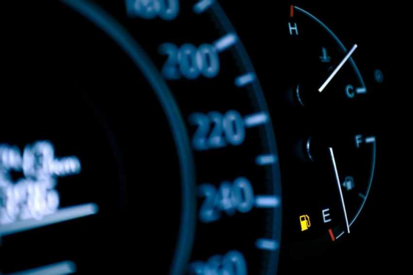 Expert warns drivers not to ignore the petrol light this summer
