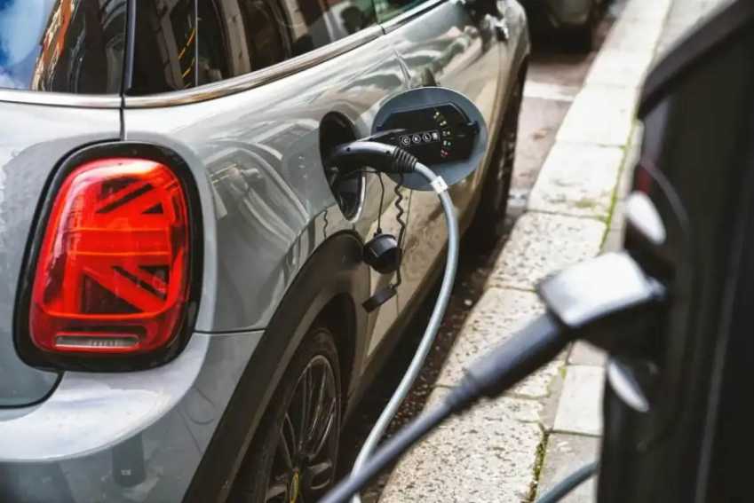 Reeves considers higher taxes for EV drivers while increasing subsidies to support Net Zero plan