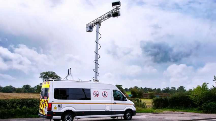 AI roadside cameras should go nationwide to tackle phone use and seat belt offences, report says
