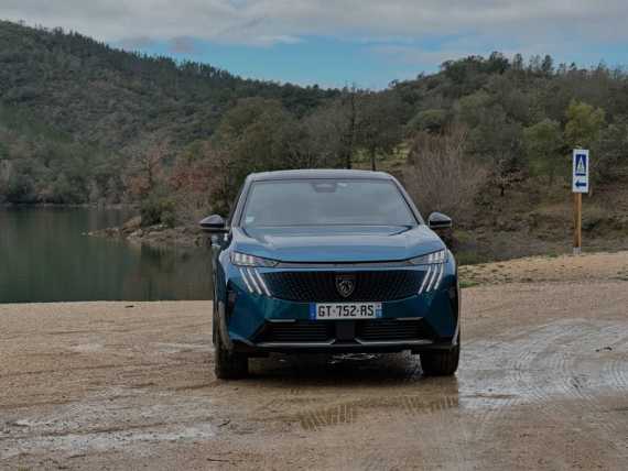 Peugeot E-3008