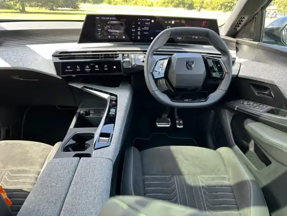 Peugeot 3008 GT Hybrid 136 e-DSC6