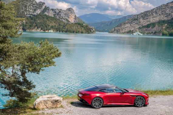 Aston Martin DB12