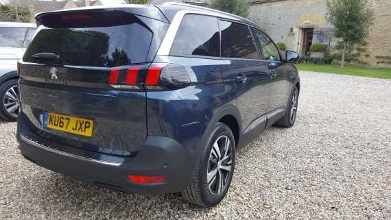 Peugeot 5008 SUV 2017 Review