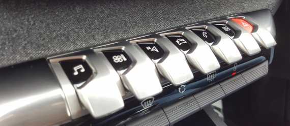Peugeot 5008 SUV 2017 Review