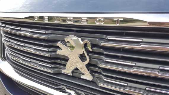 Peugeot 5008 SUV 2017 Review