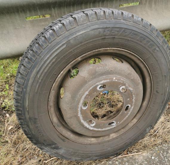 Driver gets scare of their life after wheel comes loose Image
