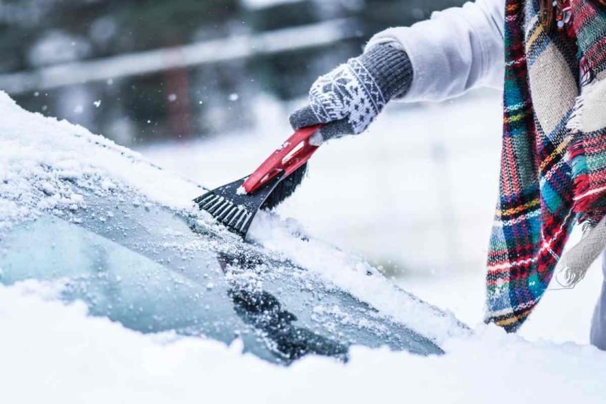 Tips to de-ice car windows quickly: save time and hassle